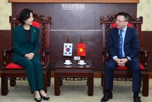 黎国明总编辑会见韩国驻越南大使吴英珠。（水原 摄）