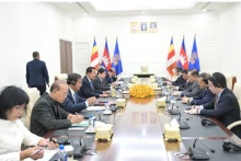 越共中央书记处书记、中央对外部部长黎怀忠会见了柬埔寨人民党主席、参议院主席洪森。