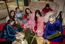 大使馆工作人员与在以色列越南人参加包粽子活动。（图片来源：越通社）