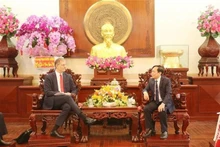 芹苴市人民委员会副主席阮玉贺与法国驻越南特命全权大使奥利维耶·布罗谢。（图片来源：越通社）
