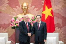 越南国会主席陈青敏会见日越友好议员联盟特别顾问武部勤。（维灵 摄）