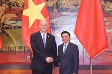 越共中央书记处常务书记陈锦秀与中共中央办公厅主任蔡奇。（图片来源：越通社）