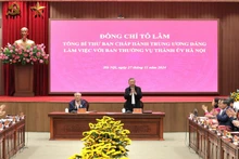 苏林总书记与河内市委常委会举行工作会议。