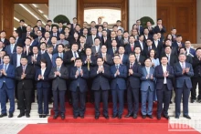 范明正总理与韩国企业代表合影。