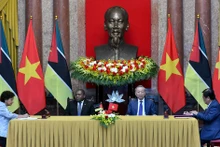 苏林总书记、国家主席与莫桑比克总统共同见证两国合作文件签字仪式【组图】