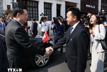 中国昆明当地和胡志明主席遗迹区领导人迎接越南国会主席王廷惠。