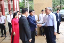 越南政府常务副总理阮和平看望黄越学校领导。
