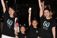 承天顺化省顺化市年轻人和儿童们响应“地球一小时”活动。