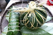 广宁省平辽县岱依族同胞包“父亲粽”和“母亲粽”。