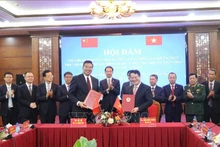 双方签署《智能口岸建设试点推进框架协议》。（图片来源：越通社）