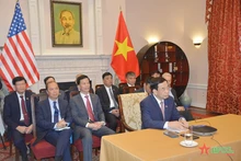 越南国防部长潘文江与美国参议员帕特里克·莱希通电话。
