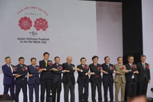 与会代表在会上合影。（图片来源：越南之声）