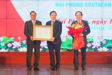 副总理陈红河提交政府总理关于建立海防南部滨海经济区的决定。