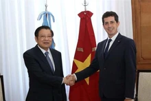潘廷镯与阿根廷内政部长爱德华多·德佩德罗。（图片来源：越通社）