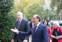 美国参议院议长帕特里克•约瑟夫•莱和夫人造访了越南驻美国大使馆。（图片来源：越通社）