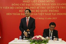 国防部部长潘文江大将发表讲话。
