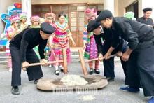 安山县赫蒙族人做糍粑的传统做法。（图片来源：宣光报）