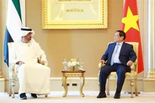政府总理范明正会见阿联酋工业和先进技术部部长苏尔坦·贾比尔。（图片来源：越通社）