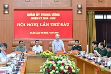 越共中央总书记阮富仲主持召开中央军委会议。