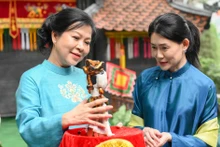 苏林总书记夫人与新加坡总理夫人欣赏越南民间艺术【组图】