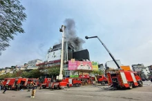 位于河内市栋多郡坞椰（Ô Chợ Dừa）路的一栋高层民房发生火灾。