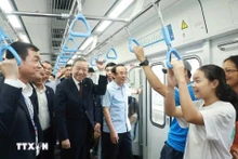 越共中央总书记苏林实地参观体验胡志明市地铁一号线。（图片来源：越通社）