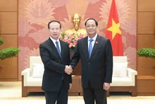 越南国会副主席陈光方与中国全国人大外事委员会副主任委员傅自应。（图片来源：人民代表报）