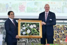 越南总理范明正向新西兰粮食和作物研究中心赠送纪念品。