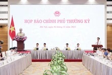 越南政府办公厅主任陈文山在2023年10月政府例行记者会上发表讲话。