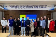 海外越南人国家委员会工作代表团会见在韩越南人社团代表。（图片来源：国际报）