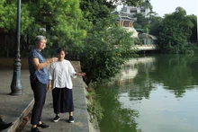 澳大利亚外交部长黄英贤在河内散步，观看还剑湖美景。