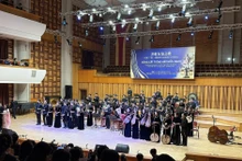 题为“齐唱友谊之歌”的中国（广西）-越南青年民族音乐交流晚会11月26日晚在河内举行。（图片来源：越通社）