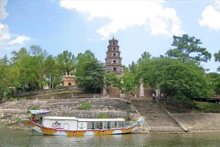 天姥寺位于河溪山丘，面向充满诗意的香江。（图片来源：《越南画报》）