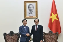 越南政府副总理陈流光会见了韩国三星（越南）公司总经理崔周湖。