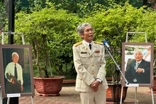 陈红大校记者在展览开幕式上发表讲话。