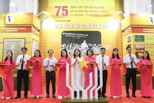 题为 “胡志明主席爱国竞赛号召-永恒的回响”资料图片展开幕剪彩仪式。