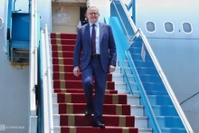 澳大利亚总理安东尼·艾博年抵达河内开始对越南进行正式访问。