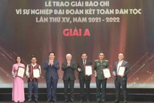 阮重义同志和杜文战同志为获得A等奖的5部作品颁奖。