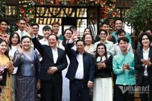 两国总理夫妇在还剑湖畔散步，喝咖啡并与越老学生交流。