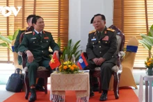 阮新疆上将（左）会见占沙蒙·占雅拉大将。（图片来源：越南之声）