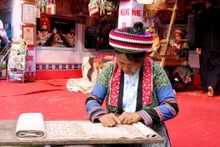 蒙族亚麻纺织业的传承和发展，不仅为当地妇女创造了脱贫致富的生计，更是成为了吸引游客的一大亮点。（图片来源：《越共电子报》）