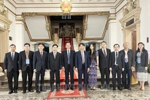 胡志明市人民委员会主席潘文买与老挝国家经济社会科学院和柬埔寨皇家科学院代表团合影。（图片来源：hcmcpv）