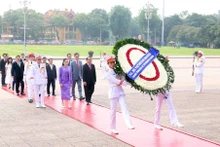 泰国总理佩通坦·钦那瓦前往胡志明主席陵敬献花圈。