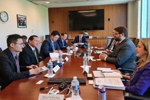 越共中央宣教部常务副部长赖春门会见美国助理国务卿比尔·鲁索。