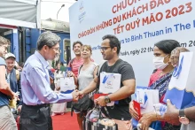 平顺省领导欢迎各位游客前来该省旅游。（图片来源：越痛社）