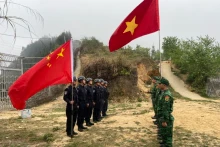 越南河江省边防与中国猛硐边防和边境派出所开展边境巡逻活动。
