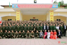 各位代表同120名越南语培训班学生合影。（图片来源：人民军队报）