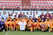 范明正总理与越南女足合影留念。