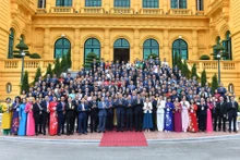 苏林总书记、国家主席会见优秀企业家代表【组图】