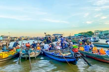 九龙江三角洲著名旅游目的地——芹苴市丐冷水上集市。
